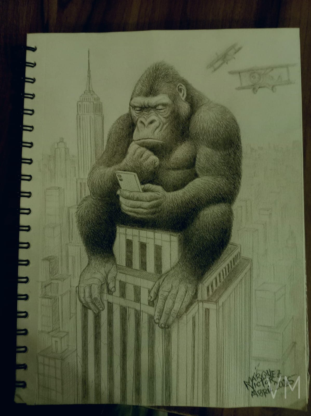 King Kong sentado sobre un edificio mirando su celular, con avión biplano de fondo