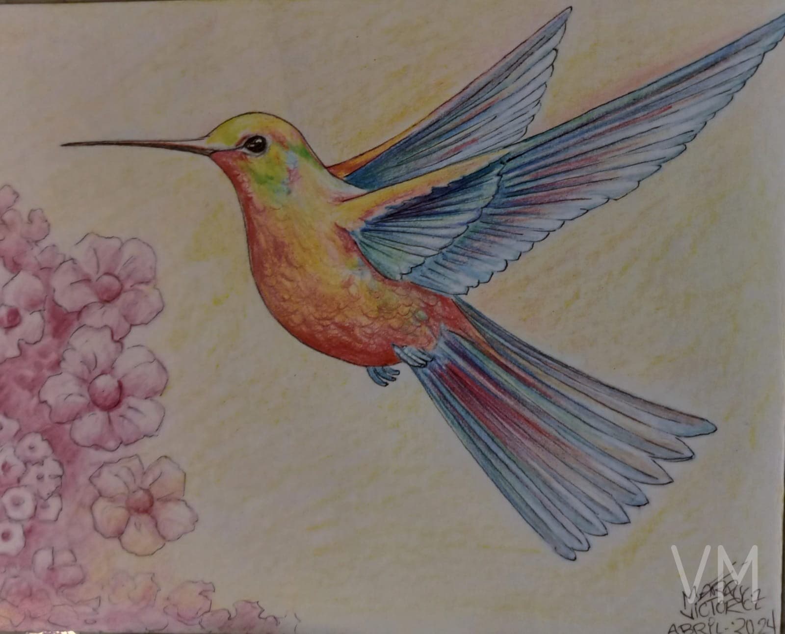 Colibrí en pleno vuelo junto a flores rosas, acuarela con tonos cálidos dorados.