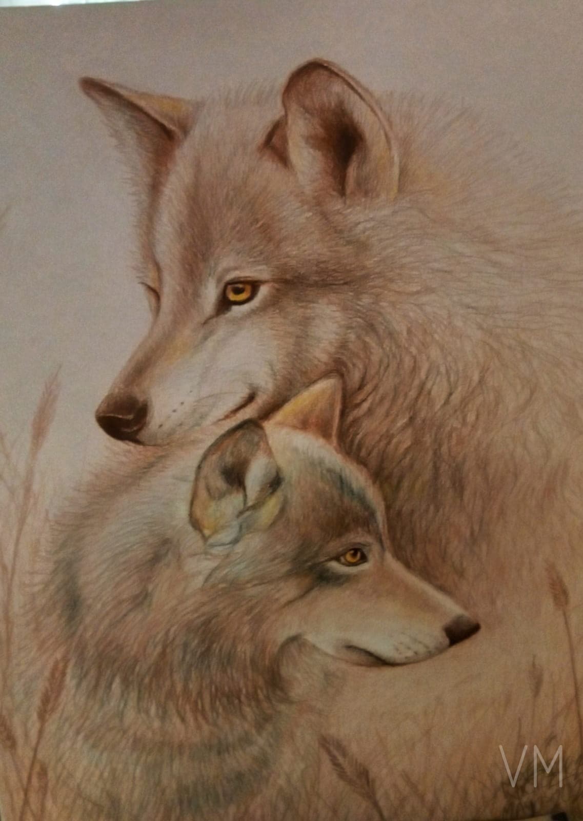 Loba protegiendo a su cachorro en tonos suaves y cálidos, escena de ternura salvaje.