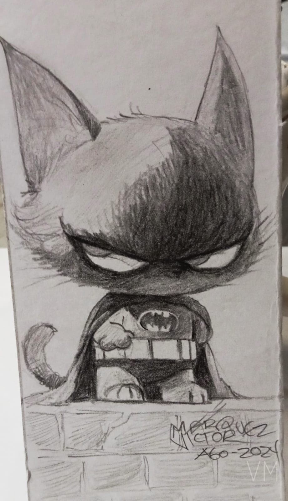 Pequeño Batman en estilo chibi asomándose desde un muro de ladrillos. Dibujo en formato separador.