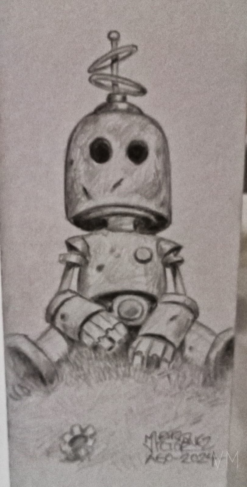 Robot solitario con antena sentado en el pasto contemplando el horizonte. Formato separador.