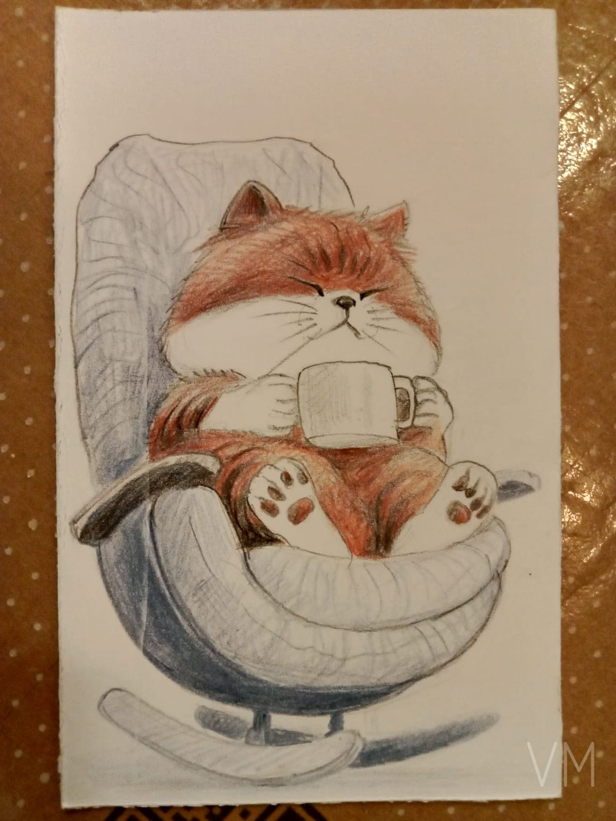 Gato naranja relajado en su mecedora tomando una taza de café caliente.
