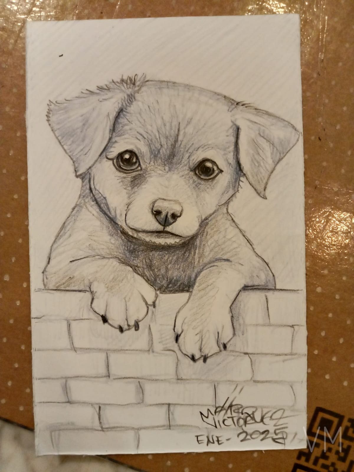 Perrito cachorro asomándose sobre un muro de ladrillos con mirada curiosa.