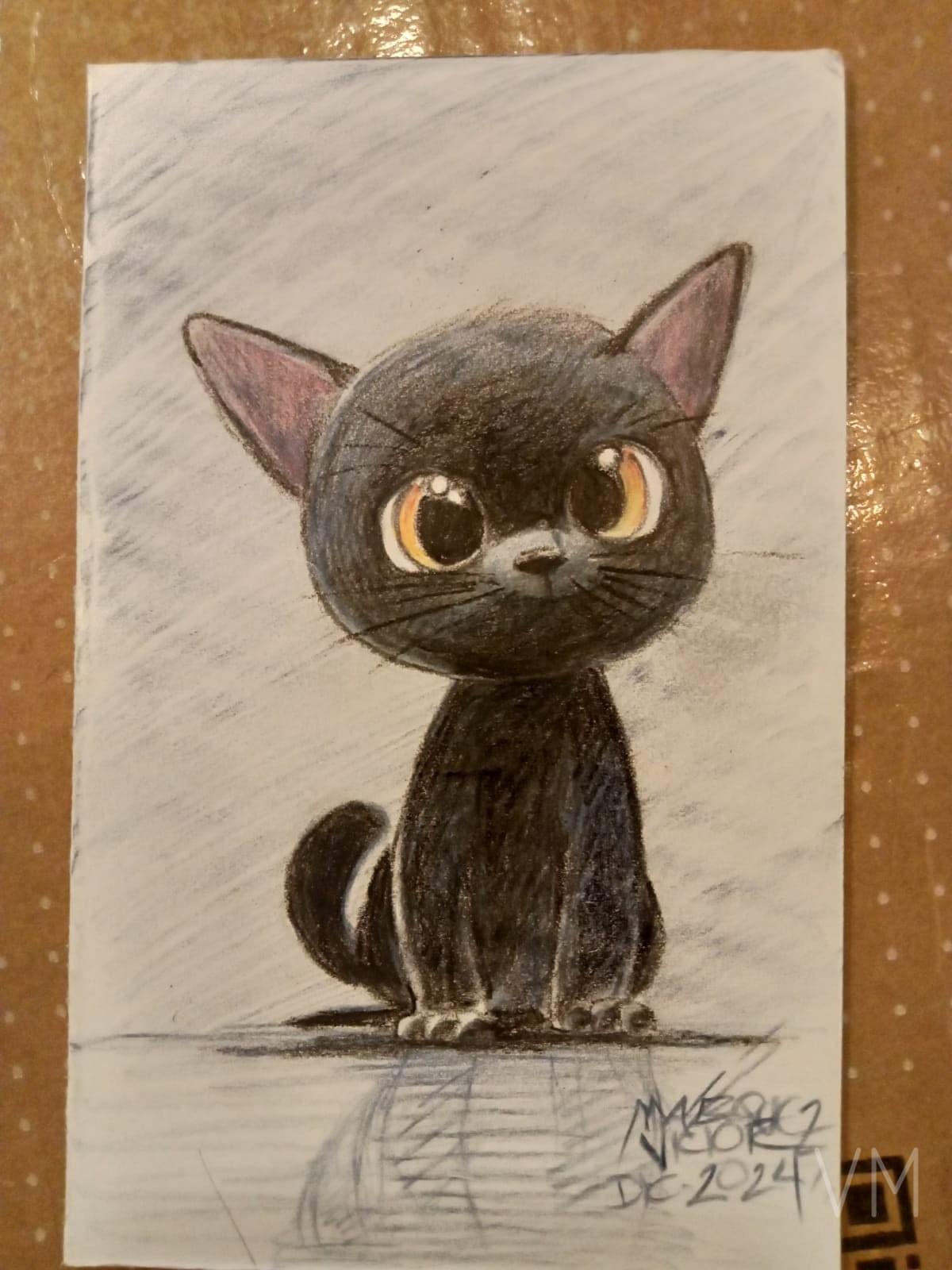 Adorable gatito negro con enormes ojos anaranjados brillantes, en estilo cartoon.