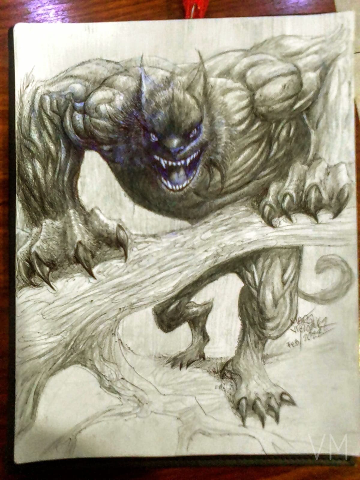 Demonio musculoso con garras enormes acechando desde la rama de un árbol retorcido.