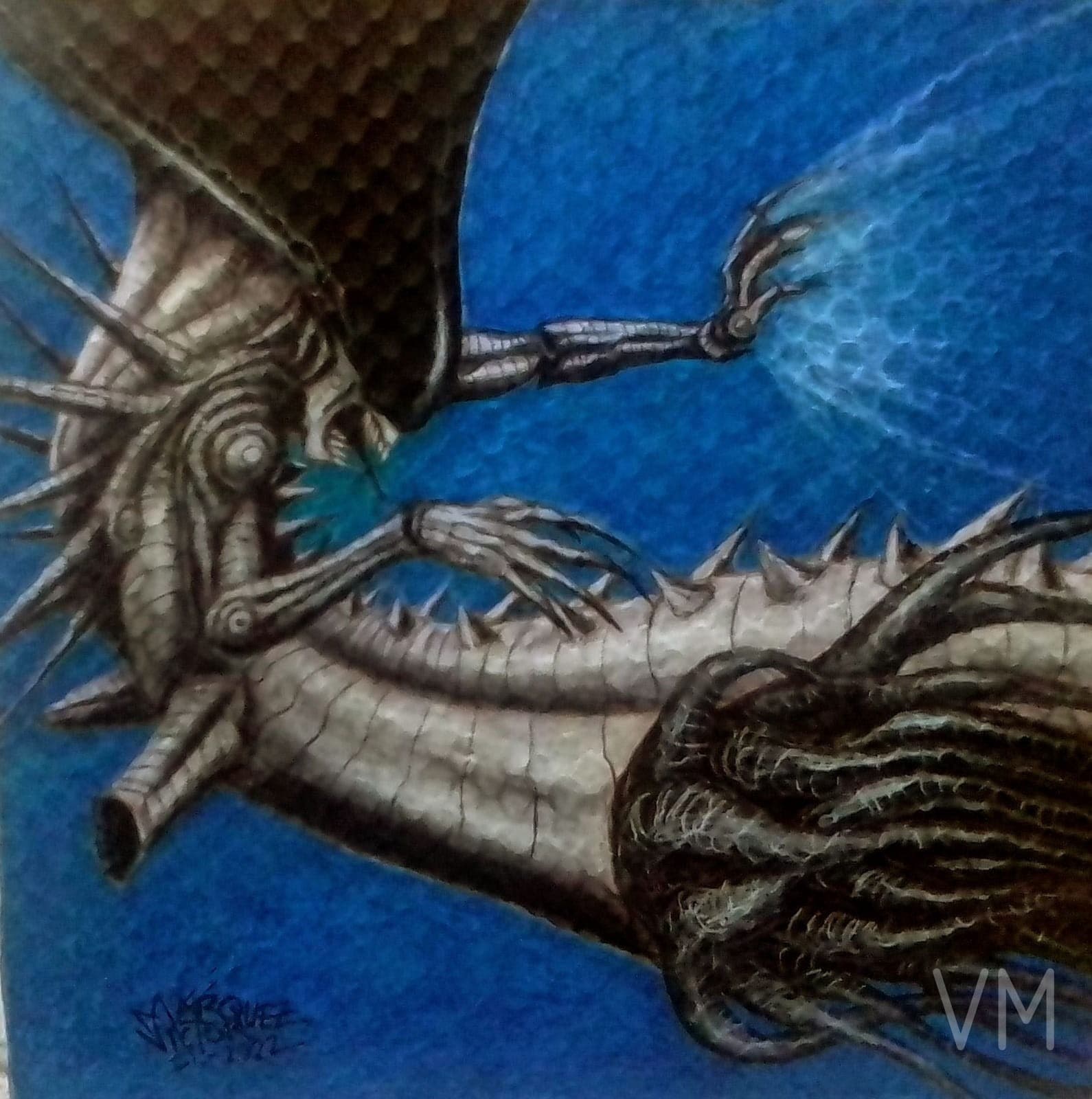 Majestuoso dragón lanzando fuego azul con escamas detalladas sobre fondo azul profundo.