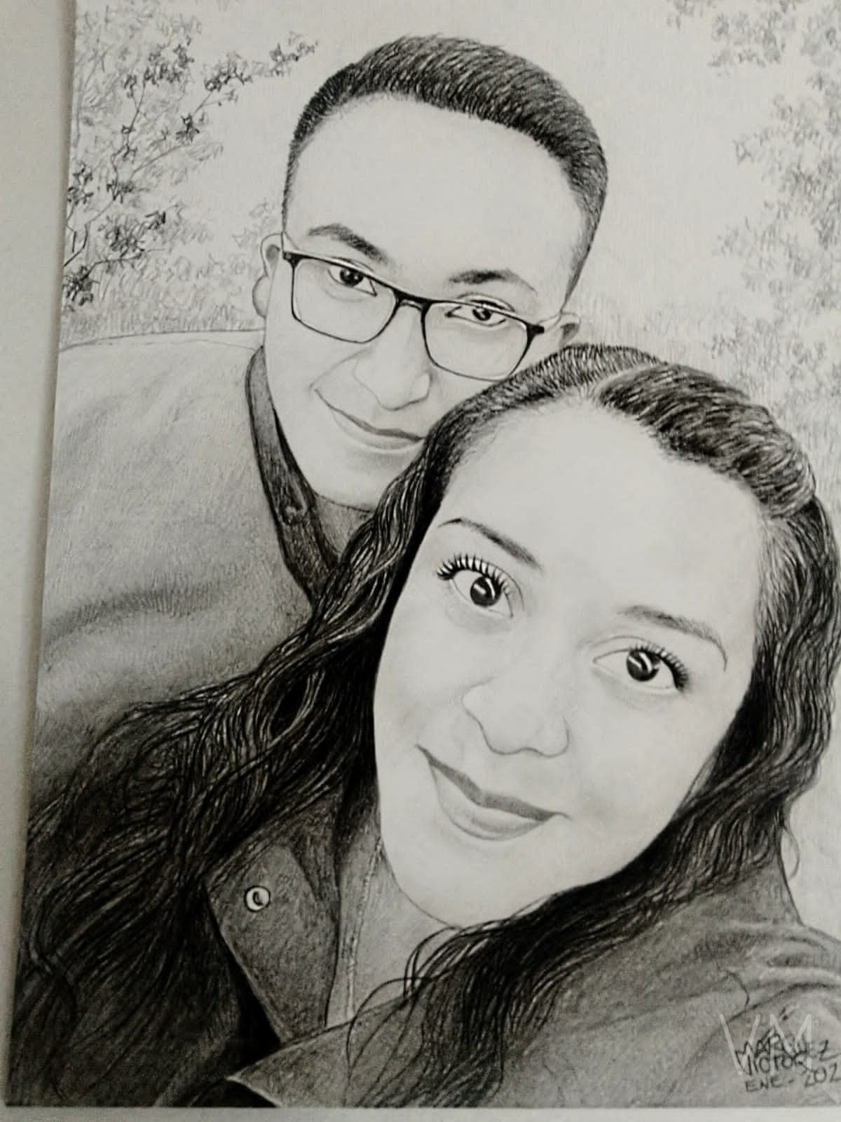 Retrato a grafito de una pareja joven en estilo selfie, capturando su complicidad.