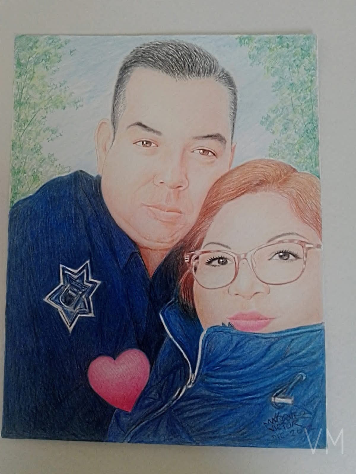 Retrato de pareja: hombre en uniforme de policía junto a su compañera, a color.