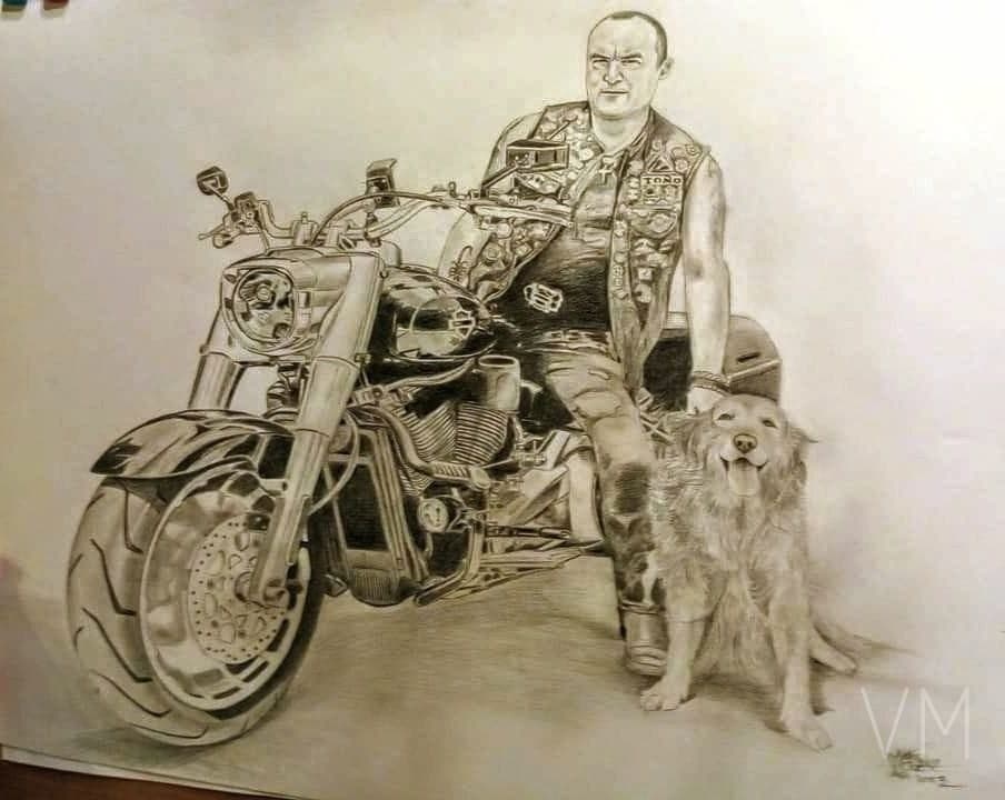 Retrato detallado de un hombre con chaleco de parches junto a su motocicleta y su fiel perro.