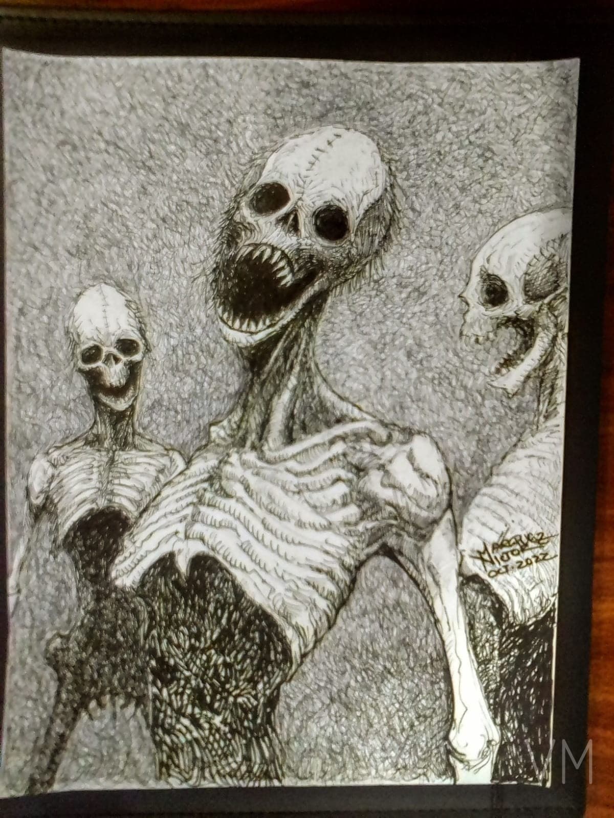 Tres figuras zombi esqueléticas con expresiones macabras emergiendo de las sombras.