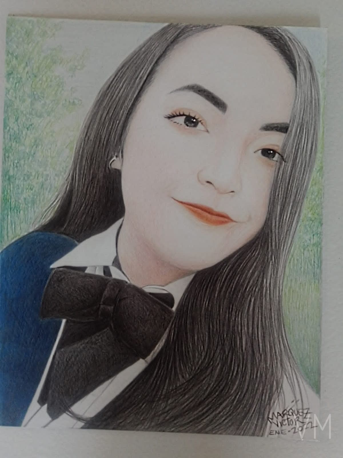 Retrato a color de una joven elegante con moño negro, mirada dulce y serena.