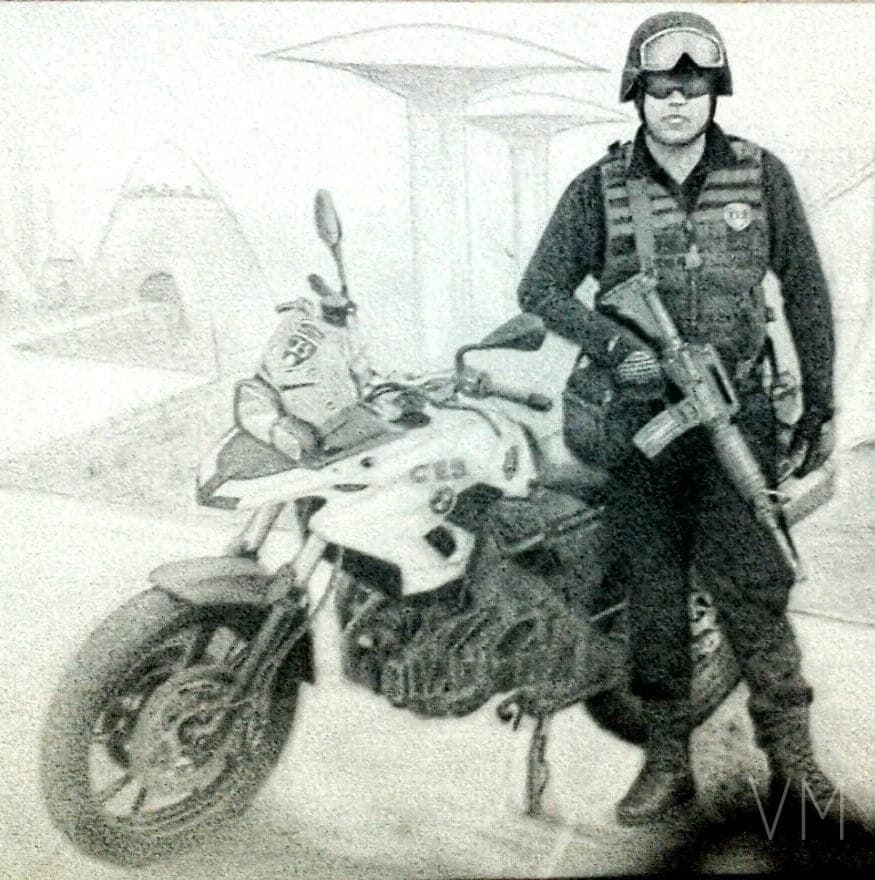Retrato fotorrealista de un oficial de policía con su motocicleta de servicio.