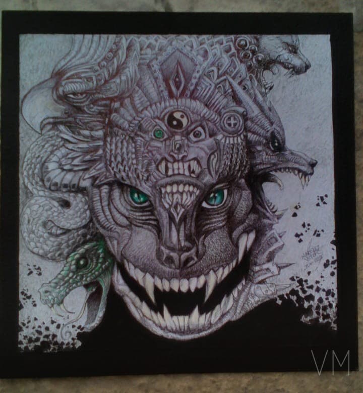 Rostro de Quetzalcóatl con ojos esmeralda, escamas intrincadas y serpientes entrelazadas.