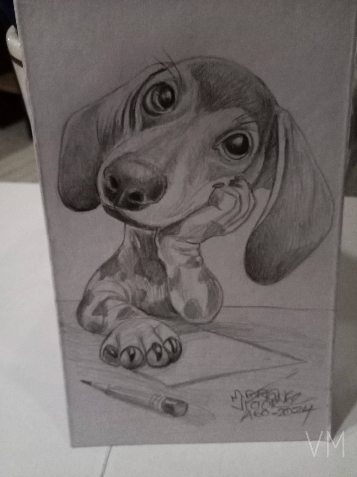 Perrito salchicha pensativo con lápiz y papel, en formato separador de libros.