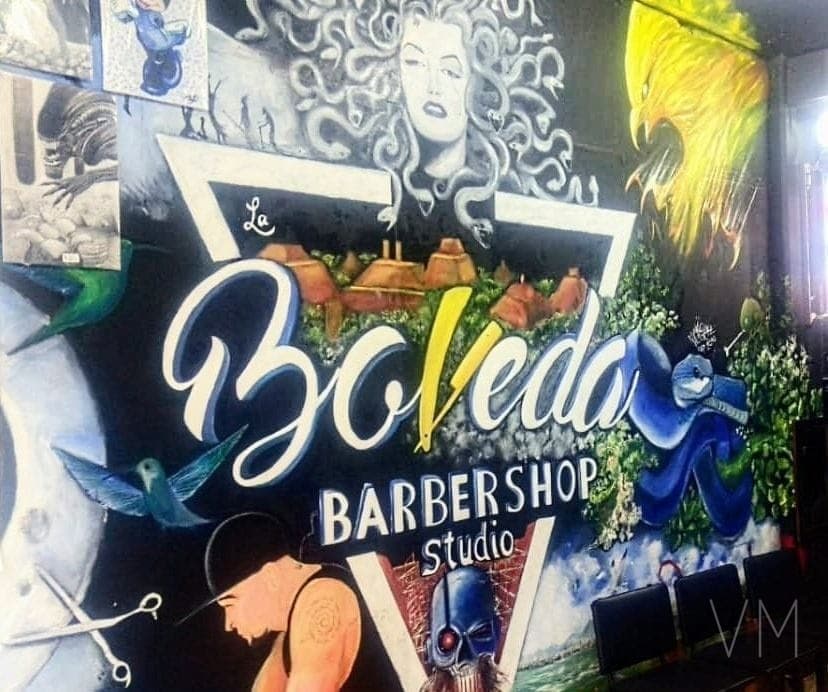 Mural completo para La Bóveda Barbershop con Medusa, águila y elementos decorativos.